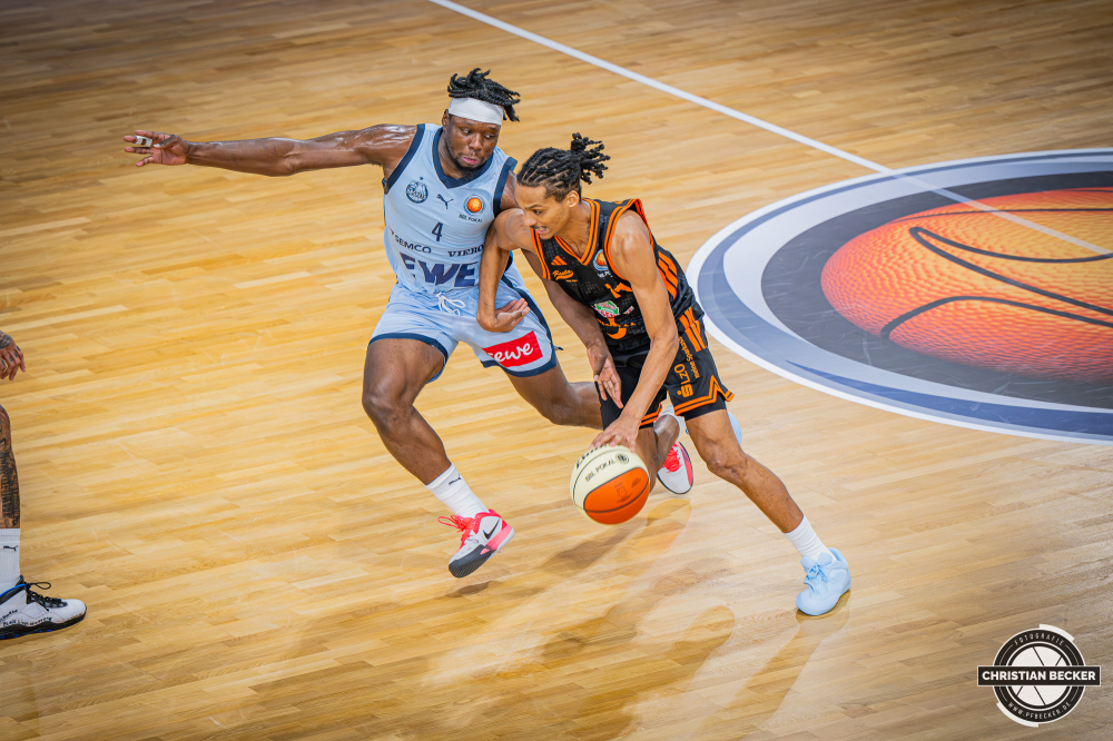 1. Basketball Bundesliga, easyCredit BBL, Saison 2025/2026, Herren, Pokal. Viertelfinale, 17.11.2025, RASTA Vechta - EWE Baskets Oldenburg
Alonzo Verge (#11 - RASTA Vechta) in Aktion
Schlüsselwörter: 1. Bundesliga;17.11.2025;BBL;Basketball;Baskets;EWE;Oldenburg;Pokal;RASTA;RASTA Dome;Saison 2025/2026;Vechta;Viertelfinale;easycredit