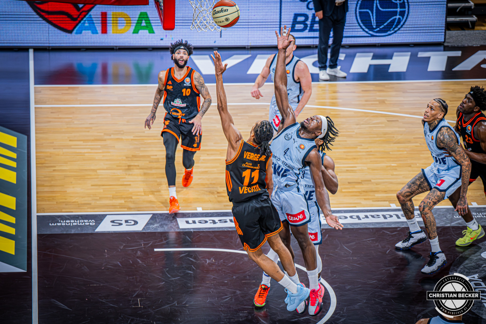 1. Basketball Bundesliga, easyCredit BBL, Saison 2025/2026, Herren, Pokal. Viertelfinale, 17.11.2025, RASTA Vechta - EWE Baskets Oldenburg
Alonzo Verge (#11 - RASTA Vechta) beim Korbleger
Schlüsselwörter: 1. Bundesliga;17.11.2025;BBL;Basketball;Baskets;EWE;Oldenburg;Pokal;RASTA;RASTA Dome;Saison 2025/2026;Vechta;Viertelfinale;easycredit