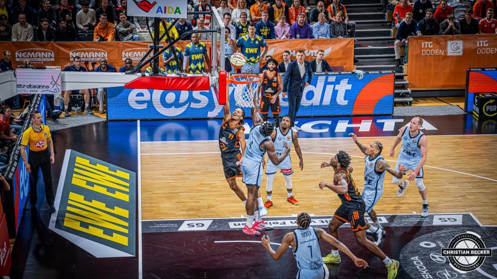 1. Basketball Bundesliga, easyCredit BBL, Saison 2025/2026, Herren, Pokal. Viertelfinale, 17.11.2025, RASTA Vechta - EWE Baskets Oldenburg
Alonzo Verge (#11 - RASTA Vechta) beim Korbleger
Schlüsselwörter: 1. Bundesliga;17.11.2025;BBL;Basketball;Baskets;EWE;Oldenburg;Pokal;RASTA;RASTA Dome;Saison 2025/2026;Vechta;Viertelfinale;easycredit