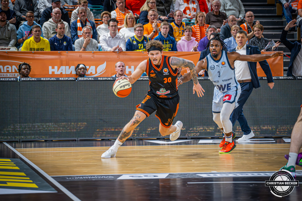 1. Basketball Bundesliga, easyCredit BBL, Saison 2025/2026, Herren, Pokal. Viertelfinale, 17.11.2025, RASTA Vechta - EWE Baskets Oldenburg
Booker Coplin (#30 - RASTA Vechta) in Aktion
Schlüsselwörter: 1. Bundesliga;17.11.2025;BBL;Basketball;Baskets;EWE;Oldenburg;Pokal;RASTA;RASTA Dome;Saison 2025/2026;Vechta;Viertelfinale;easycredit