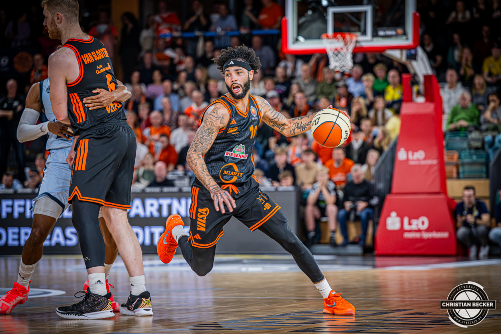 1. Basketball Bundesliga, easyCredit BBL, Saison 2025/2026, Herren, Pokal. Viertelfinale, 17.11.2025, RASTA Vechta - EWE Baskets Oldenburg
Tevin Brown (#10 - RASTA Vechta) in Aktion
Schlüsselwörter: 1. Bundesliga;17.11.2025;BBL;Basketball;Baskets;EWE;Oldenburg;Pokal;RASTA;RASTA Dome;Saison 2025/2026;Vechta;Viertelfinale;easycredit