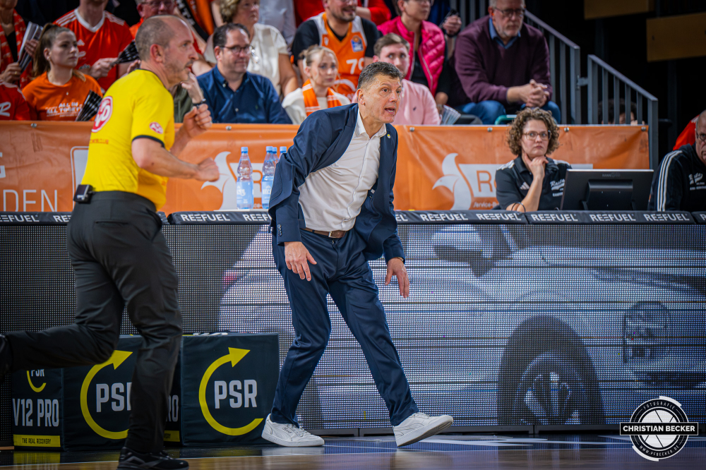 1. Basketball Bundesliga, easyCredit BBL, Saison 2025/2026, Herren, Pokal. Viertelfinale, 17.11.2025, RASTA Vechta - EWE Baskets Oldenburg
Predrag Krunic (Head-Coach - EWE Baskets Oldenburg) w&auml;hrend der Partie
Schlüsselwörter: 1. Bundesliga;17.11.2025;BBL;Basketball;Baskets;EWE;Oldenburg;Pokal;RASTA;RASTA Dome;Saison 2025/2026;Vechta;Viertelfinale;easycredit