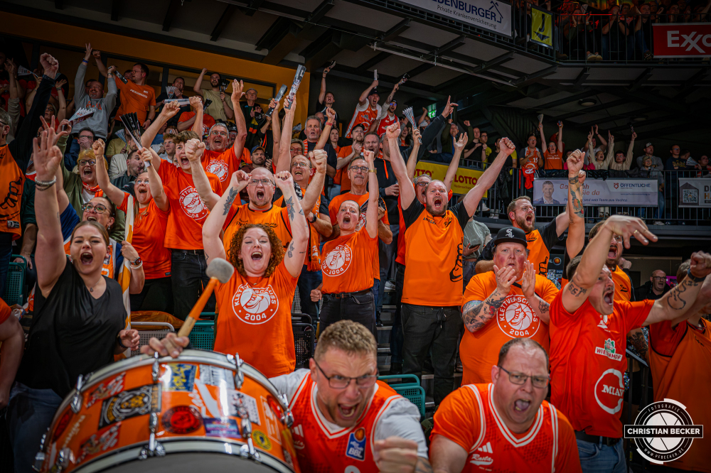 1. Basketball Bundesliga, easyCredit BBL, Saison 2025/2026, Herren, Pokal. Viertelfinale, 17.11.2025, RASTA Vechta - EWE Baskets Oldenburg
Klettverschluss (Fanclub - RASTA Vechta) zeigt Emotionen w&auml;hrend der Partie
Schlüsselwörter: 1. Bundesliga;17.11.2025;BBL;Basketball;Baskets;EWE;Oldenburg;Pokal;RASTA;RASTA Dome;Saison 2025/2026;Vechta;Viertelfinale;easycredit