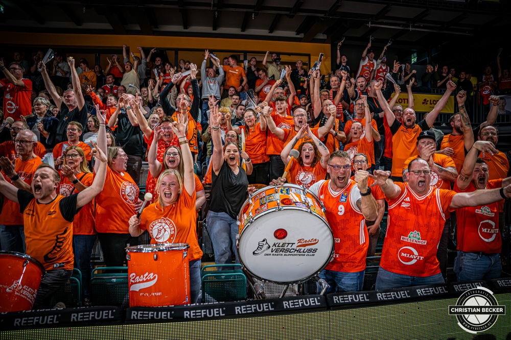1. Basketball Bundesliga, easyCredit BBL, Saison 2025/2026, Herren, Pokal. Viertelfinale, 17.11.2025, RASTA Vechta - EWE Baskets Oldenburg
Klettverschluss (Fanclub - RASTA Vechta) zeigt Emotionen w&auml;hrend der Partie
Schlüsselwörter: 1. Bundesliga;17.11.2025;BBL;Basketball;Baskets;EWE;Oldenburg;Pokal;RASTA;RASTA Dome;Saison 2025/2026;Vechta;Viertelfinale;easycredit