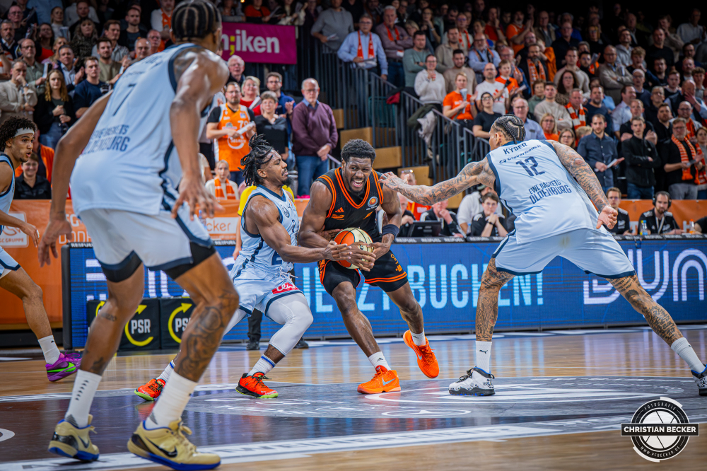 1. Basketball Bundesliga, easyCredit BBL, Saison 2025/2026, Herren, Pokal. Viertelfinale, 17.11.2025, RASTA Vechta - EWE Baskets Oldenburg
TJ Bamba (#5 - RASTA Vechta) in Aktion
Schlüsselwörter: 1. Bundesliga;17.11.2025;BBL;Basketball;Baskets;EWE;Oldenburg;Pokal;RASTA;RASTA Dome;Saison 2025/2026;Vechta;Viertelfinale;easycredit