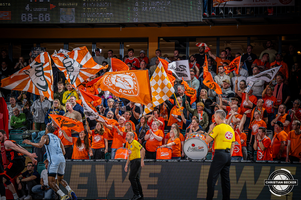 1. Basketball Bundesliga, easyCredit BBL, Saison 2025/2026, Herren, Pokal. Viertelfinale, 17.11.2025, RASTA Vechta - EWE Baskets Oldenburg
Klettverschluss (Fanclub - RASTA Vechta) w&auml;hrend der Partie
Schlüsselwörter: 1. Bundesliga;17.11.2025;BBL;Basketball;Baskets;EWE;Oldenburg;Pokal;RASTA;RASTA Dome;Saison 2025/2026;Vechta;Viertelfinale;easycredit