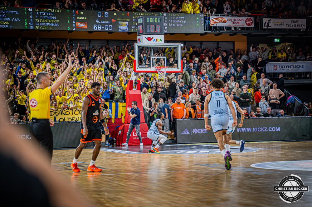 1. Basketball Bundesliga, easyCredit BBL, Saison 2025/2026, Herren, Pokal. Viertelfinale, 17.11.2025, RASTA Vechta - EWE Baskets Oldenburg
Christopher Clemons (#3 - EWE Baskets Oldenburg) zeigt Emotionen w&auml;hrend der Partie
Schlüsselwörter: 1. Bundesliga;17.11.2025;BBL;Basketball;Baskets;EWE;Oldenburg;Pokal;RASTA;RASTA Dome;Saison 2025/2026;Vechta;Viertelfinale;easycredit