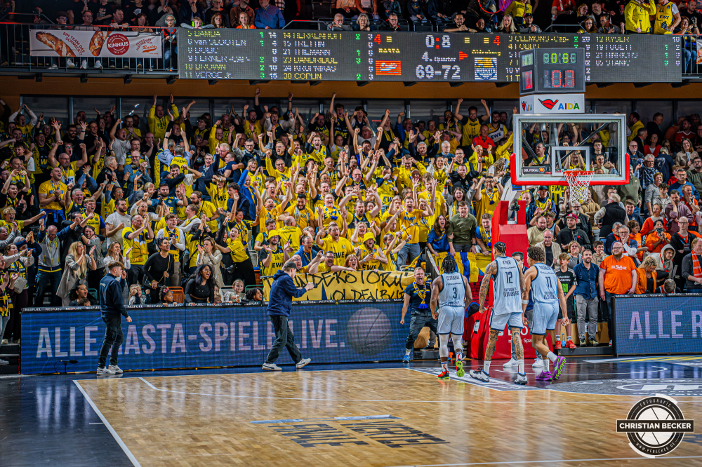1. Basketball Bundesliga, easyCredit BBL, Saison 2025/2026, Herren, Pokal. Viertelfinale, 17.11.2025, RASTA Vechta - EWE Baskets Oldenburg
Das Team der EWE Baskets Oldenburg und derren zeigen Emotionen w&auml;hrend der Partie
Schlüsselwörter: 1. Bundesliga;17.11.2025;BBL;Basketball;Baskets;EWE;Oldenburg;Pokal;RASTA;RASTA Dome;Saison 2025/2026;Vechta;Viertelfinale;easycredit