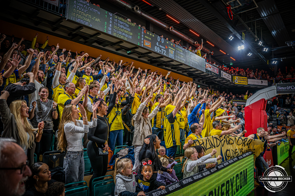 1. Basketball Bundesliga, easyCredit BBL, Saison 2025/2026, Herren, Pokal. Viertelfinale, 17.11.2025, RASTA Vechta - EWE Baskets Oldenburg
Die Fans der EWE Baskets Oldenburg zeigen Emotionen w&auml;hrend der Partie
Schlüsselwörter: 1. Bundesliga;17.11.2025;BBL;Basketball;Baskets;EWE;Oldenburg;Pokal;RASTA;RASTA Dome;Saison 2025/2026;Vechta;Viertelfinale;easycredit