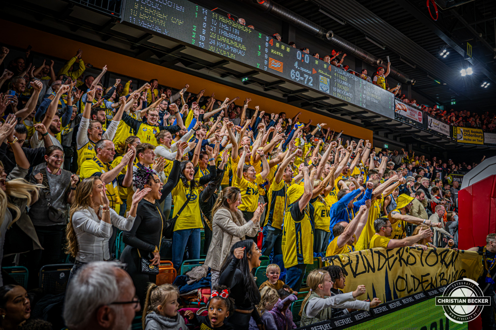 1. Basketball Bundesliga, easyCredit BBL, Saison 2025/2026, Herren, Pokal. Viertelfinale, 17.11.2025, RASTA Vechta - EWE Baskets Oldenburg
Die Fans der EWE Baskets Oldenburg zeigen Emotionen w&auml;hrend der Partie
Schlüsselwörter: 1. Bundesliga;17.11.2025;BBL;Basketball;Baskets;EWE;Oldenburg;Pokal;RASTA;RASTA Dome;Saison 2025/2026;Vechta;Viertelfinale;easycredit