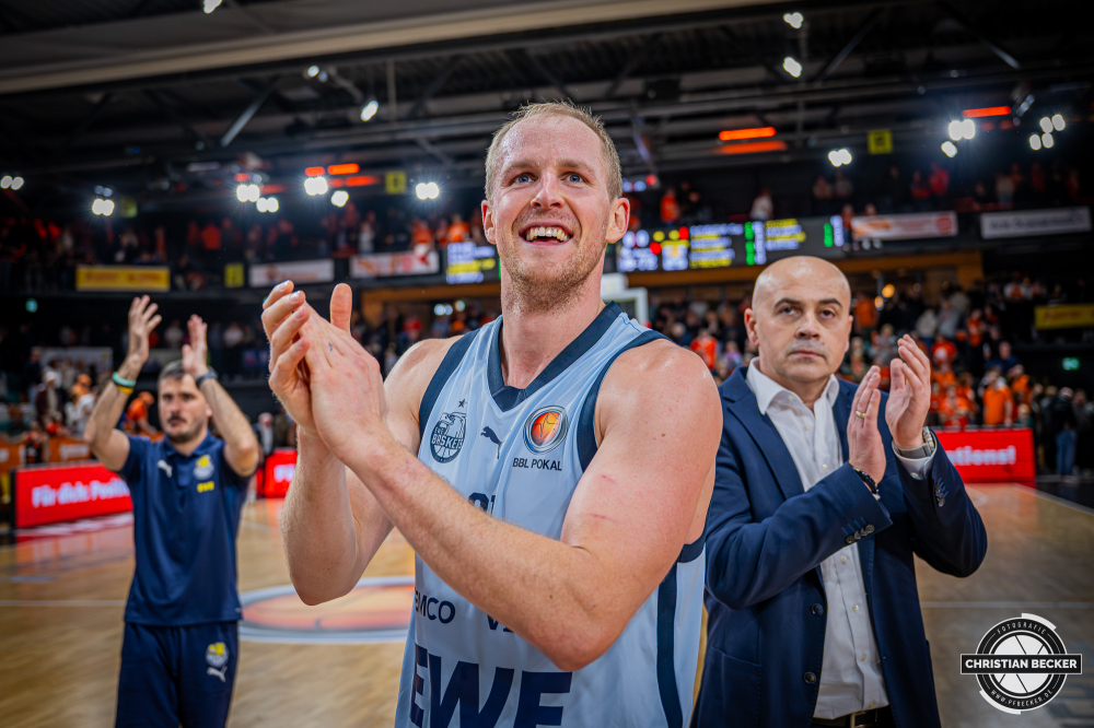 1. Basketball Bundesliga, easyCredit BBL, Saison 2025/2026, Herren, Pokal. Viertelfinale, 17.11.2025, RASTA Vechta - EWE Baskets Oldenburg
Seth Hinrichs (#21 - EWE Baskets Oldenburg) nach der Partie
Schlüsselwörter: 1. Bundesliga;17.11.2025;BBL;Basketball;Baskets;EWE;Oldenburg;Pokal;RASTA;RASTA Dome;Saison 2025/2026;Vechta;Viertelfinale;easycredit