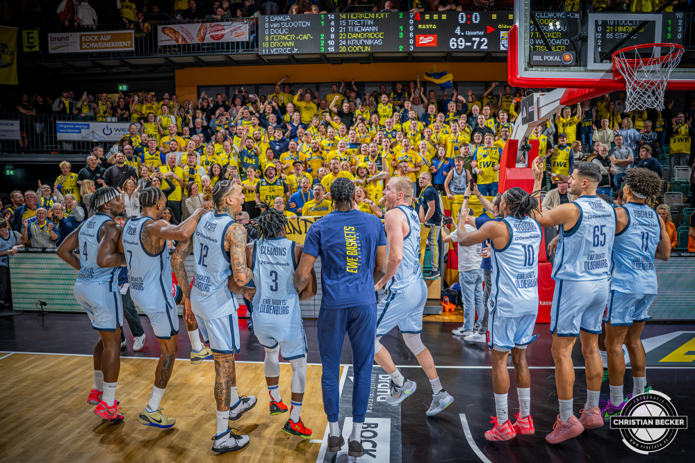 1. Basketball Bundesliga, easyCredit BBL, Saison 2025/2026, Herren, Pokal. Viertelfinale, 17.11.2025, RASTA Vechta - EWE Baskets Oldenburg
Das Team der EWE Baskets Oldenburg und deren Fans nach der Partie
Schlüsselwörter: 1. Bundesliga;17.11.2025;BBL;Basketball;Baskets;EWE;Oldenburg;Pokal;RASTA;RASTA Dome;Saison 2025/2026;Vechta;Viertelfinale;easycredit