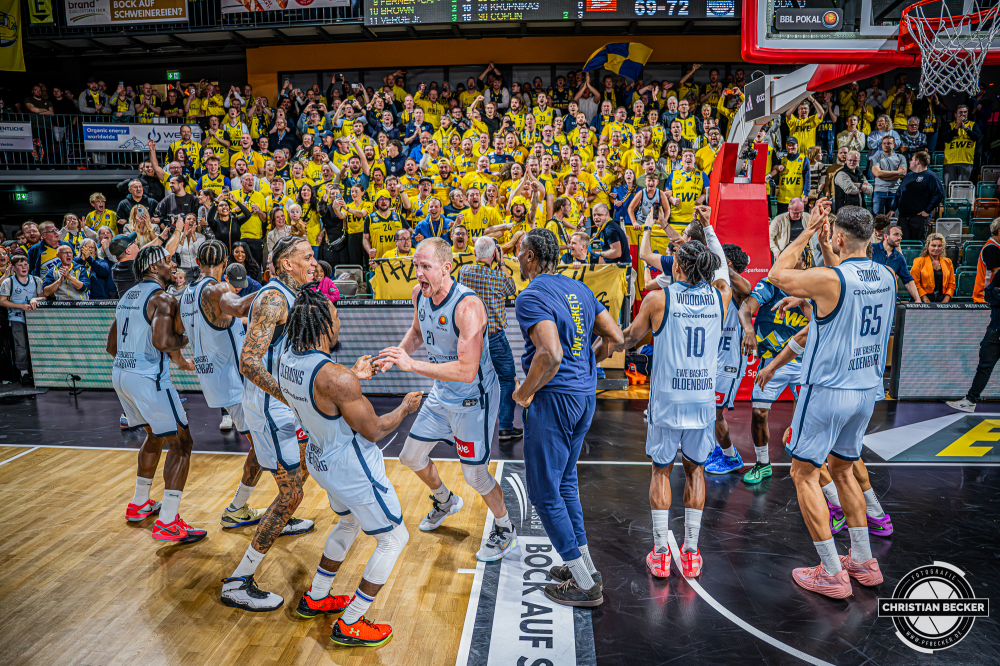 1. Basketball Bundesliga, easyCredit BBL, Saison 2025/2026, Herren, Pokal. Viertelfinale, 17.11.2025, RASTA Vechta - EWE Baskets Oldenburg
Das Team der EWE Baskets Oldenburg und deren Fans nach der Partie
Schlüsselwörter: 1. Bundesliga;17.11.2025;BBL;Basketball;Baskets;EWE;Oldenburg;Pokal;RASTA;RASTA Dome;Saison 2025/2026;Vechta;Viertelfinale;easycredit