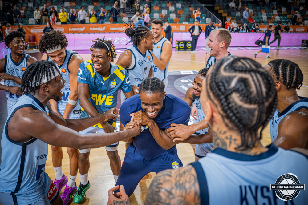 1. Basketball Bundesliga, easyCredit BBL, Saison 2025/2026, Herren, Pokal. Viertelfinale, 17.11.2025, RASTA Vechta - EWE Baskets Oldenburg
Das Team der EWE Baskets Oldenburg zeigt Emotionen nach der Partie
Schlüsselwörter: 1. Bundesliga;17.11.2025;BBL;Basketball;Baskets;EWE;Oldenburg;Pokal;RASTA;RASTA Dome;Saison 2025/2026;Vechta;Viertelfinale;easycredit