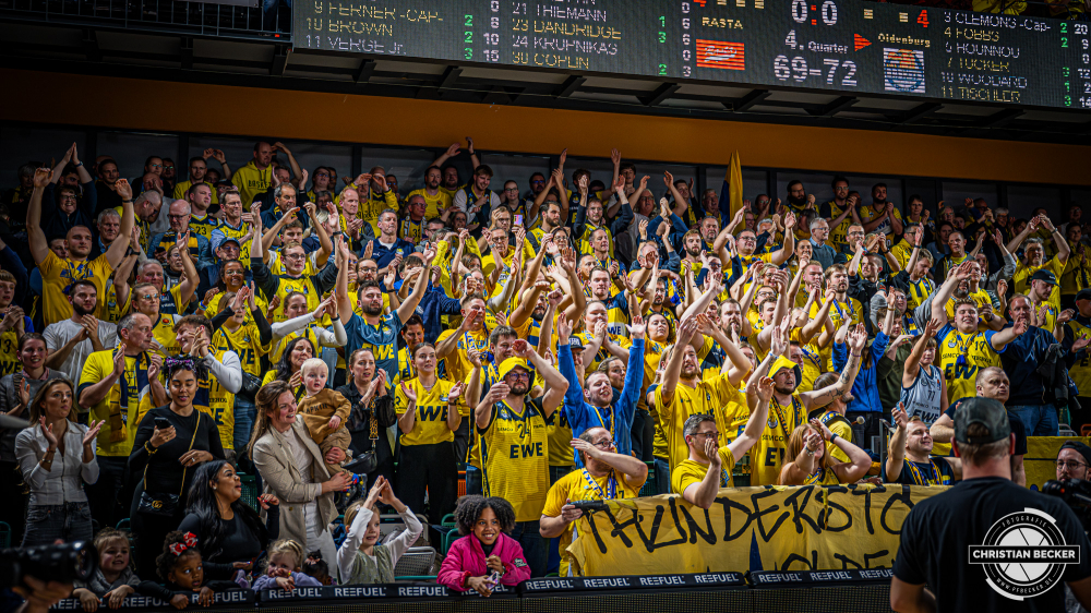 1. Basketball Bundesliga, easyCredit BBL, Saison 2025/2026, Herren, Pokal. Viertelfinale, 17.11.2025, RASTA Vechta - EWE Baskets Oldenburg
Die Fans der EWE Baskets Oldenburg nach der Partie
Schlüsselwörter: 1. Bundesliga;17.11.2025;BBL;Basketball;Baskets;EWE;Oldenburg;Pokal;RASTA;RASTA Dome;Saison 2025/2026;Vechta;Viertelfinale;easycredit