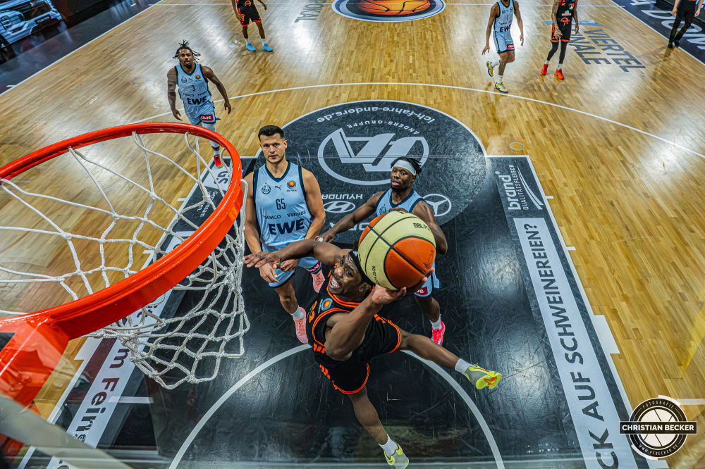 1. Basketball Bundesliga, easyCredit BBL, Saison 2025/2026, Herren, Pokal. Viertelfinale, 17.11.2025, RASTA Vechta - EWE Baskets Oldenburg
Malcolm Dandridge (#23 - RASTA Vechta) beim Korbleger
Schlüsselwörter: 1. Bundesliga;17.11.2025;BBL;Basketball;Baskets;EWE;Oldenburg;Pokal;RASTA;RASTA Dome;Saison 2025/2026;Vechta;Viertelfinale;easycredit