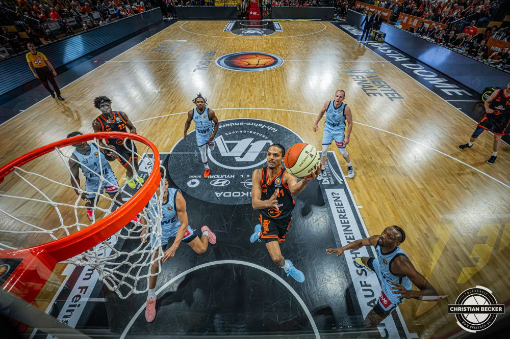 1. Basketball Bundesliga, easyCredit BBL, Saison 2025/2026, Herren, Pokal. Viertelfinale, 17.11.2025, RASTA Vechta - EWE Baskets Oldenburg
Alonzo Verge (#11 - RASTA Vechta) beim Korbleger
Schlüsselwörter: 1. Bundesliga;17.11.2025;BBL;Basketball;Baskets;EWE;Oldenburg;Pokal;RASTA;RASTA Dome;Saison 2025/2026;Vechta;Viertelfinale;easycredit