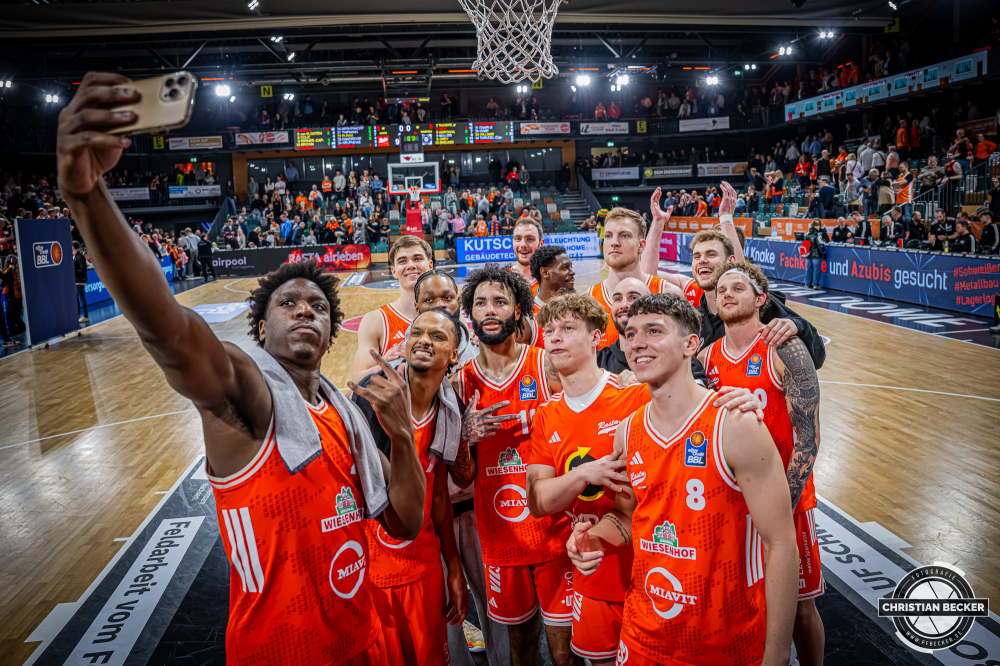 1. Basketball Bundesliga, easyCredit BBL, Saison 2025/2026, Herren, Hauptrunde, 9. Spieltag, 07.12.2025, RASTA Vechta - Veolia Hamburg Towers
Das Team von RASTA Vechta macht ein Selfie nach der Partie
Schlüsselwörter: 07.12.2025;1. Bundesliga;7. Spieltag;BBL;Basketball;Hamburg;Hauptrunde;Liga;RASTA;RASTA Dome;Saison 2025/2026;Towers;Vechta;Veolia;easycredit