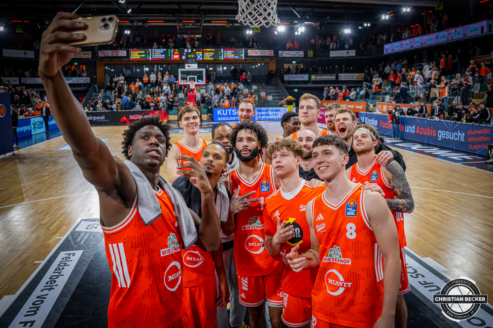 1. Basketball Bundesliga, easyCredit BBL, Saison 2025/2026, Herren, Hauptrunde, 9. Spieltag, 07.12.2025, RASTA Vechta - Veolia Hamburg Towers
Das Team von RASTA Vechta macht ein Selfie nach der Partie
Schlüsselwörter: 07.12.2025;1. Bundesliga;7. Spieltag;BBL;Basketball;Hamburg;Hauptrunde;Liga;RASTA;RASTA Dome;Saison 2025/2026;Towers;Vechta;Veolia;easycredit