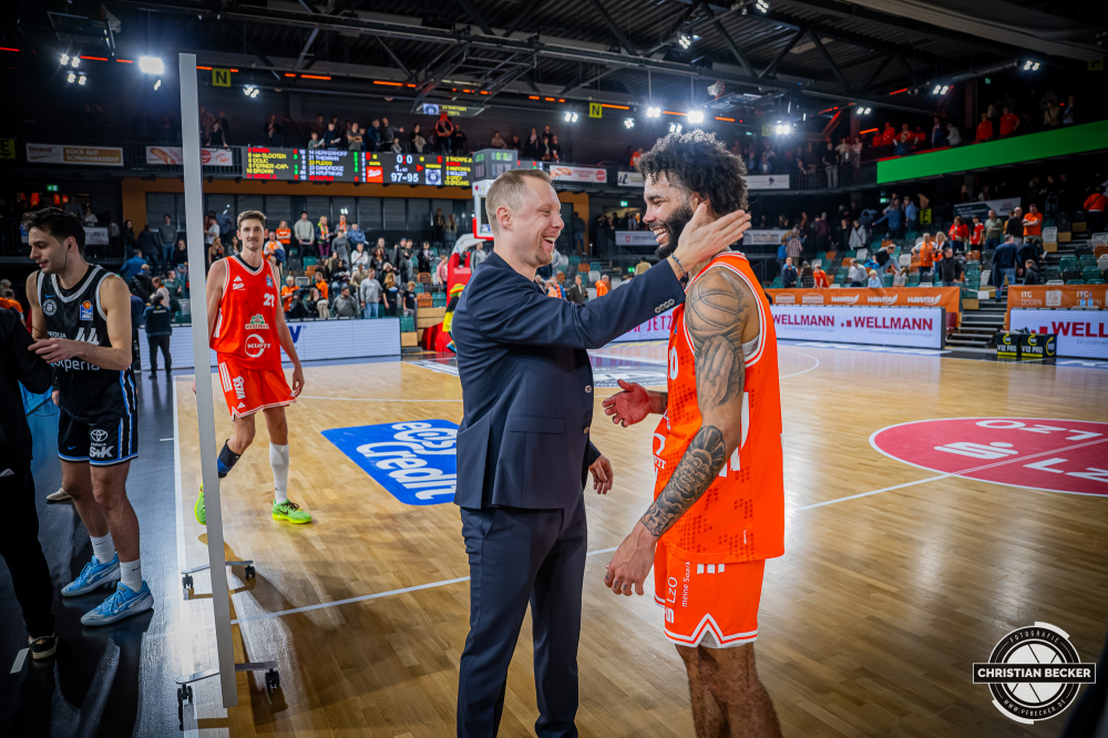 1. Basketball Bundesliga, easyCredit BBL, Saison 2025/2026, Herren, Hauptrunde, 9. Spieltag, 07.12.2025, RASTA Vechta - Veolia Hamburg Towers
Christian Held (Head-Coach - RASTA Vechta) und Tevin Brown (#10 - RASTA Vechta) nach der Partie
Schlüsselwörter: 07.12.2025;1. Bundesliga;7. Spieltag;BBL;Basketball;Hamburg;Hauptrunde;Liga;RASTA;RASTA Dome;Saison 2025/2026;Towers;Vechta;Veolia;easycredit