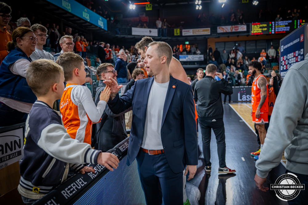 1. Basketball Bundesliga, easyCredit BBL, Saison 2025/2026, Herren, Hauptrunde, 9. Spieltag, 07.12.2025, RASTA Vechta - Veolia Hamburg Towers
Christian Held (Head-Coach - RASTA Vechta) nach der Partie
Schlüsselwörter: 07.12.2025;1. Bundesliga;7. Spieltag;BBL;Basketball;Hamburg;Hauptrunde;Liga;RASTA;RASTA Dome;Saison 2025/2026;Towers;Vechta;Veolia;easycredit