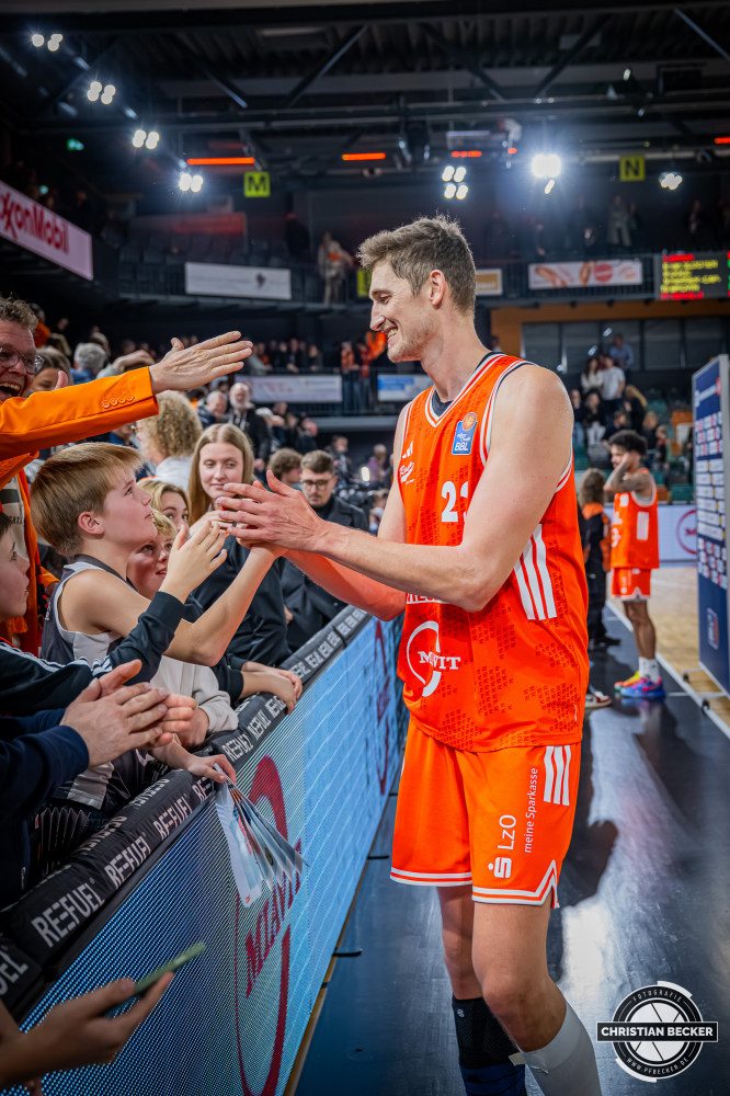 1. Basketball Bundesliga, easyCredit BBL, Saison 2025/2026, Herren, Hauptrunde, 9. Spieltag, 07.12.2025, RASTA Vechta - Veolia Hamburg Towers
Tibor Plei&szlig; (#22 - RASTA Vechta) nach der Partie
Schlüsselwörter: 07.12.2025;1. Bundesliga;7. Spieltag;BBL;Basketball;Hamburg;Hauptrunde;Liga;RASTA;RASTA Dome;Saison 2025/2026;Towers;Vechta;Veolia;easycredit