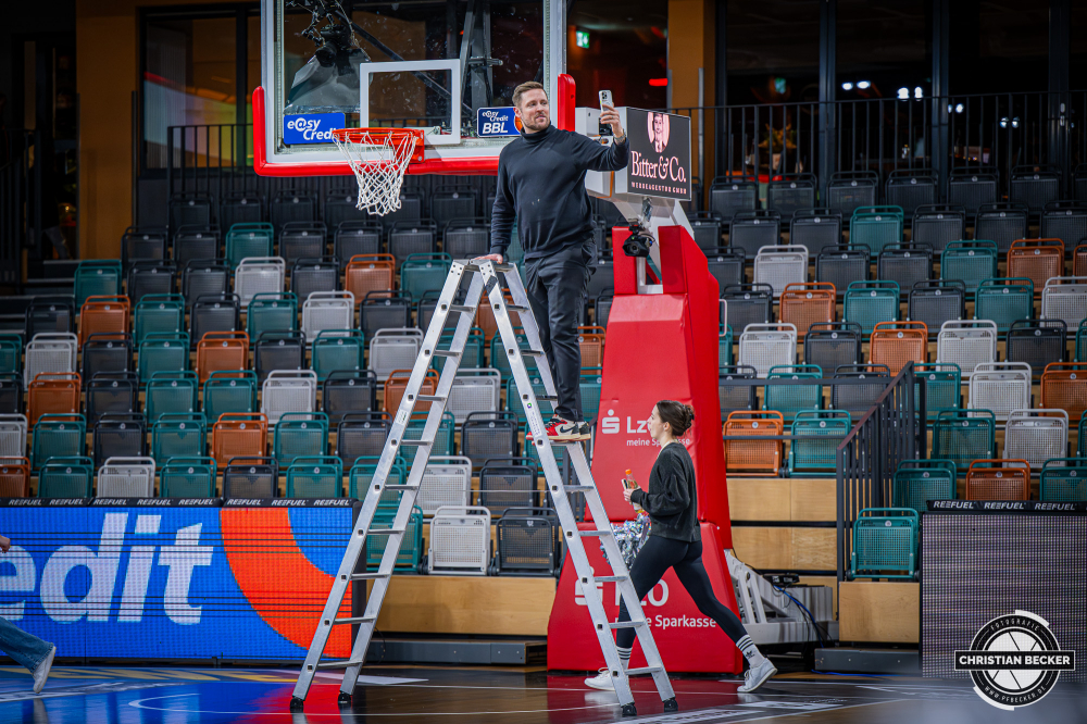 1. Basketball Bundesliga, easyCredit BBL, Saison 2025/2026, Herren, Hauptrunde, 13. Spieltag, 29.12.2025, RASTA Vechta - EWE Baskets Oldenburg
Sebastian Meichsner (Moderator DYN Media) vor der Partie
Schlüsselwörter: 1. Bundesliga;13. Spieltag;29.12.2025;BBL;Basketball;Baskets;EWE;Hauptrunde;Liga;Oldenburg;RASTA;RASTA Dome;Saison 2025/2026;Vechta;easycredit