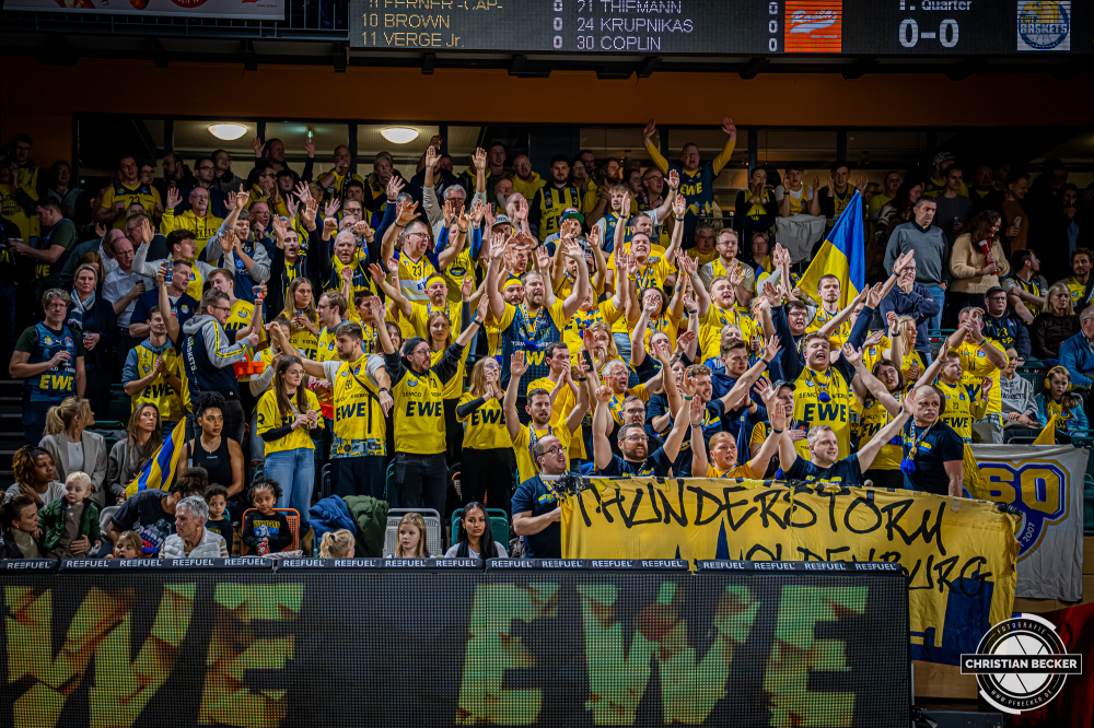1. Basketball Bundesliga, easyCredit BBL, Saison 2025/2026, Herren, Hauptrunde, 13. Spieltag, 29.12.2025, RASTA Vechta - EWE Baskets Oldenburg
Die Fans der EWE Baskets Oldenburg vor der Partie
Schlüsselwörter: 1. Bundesliga;13. Spieltag;29.12.2025;BBL;Basketball;Baskets;EWE;Hauptrunde;Liga;Oldenburg;RASTA;RASTA Dome;Saison 2025/2026;Vechta;easycredit
