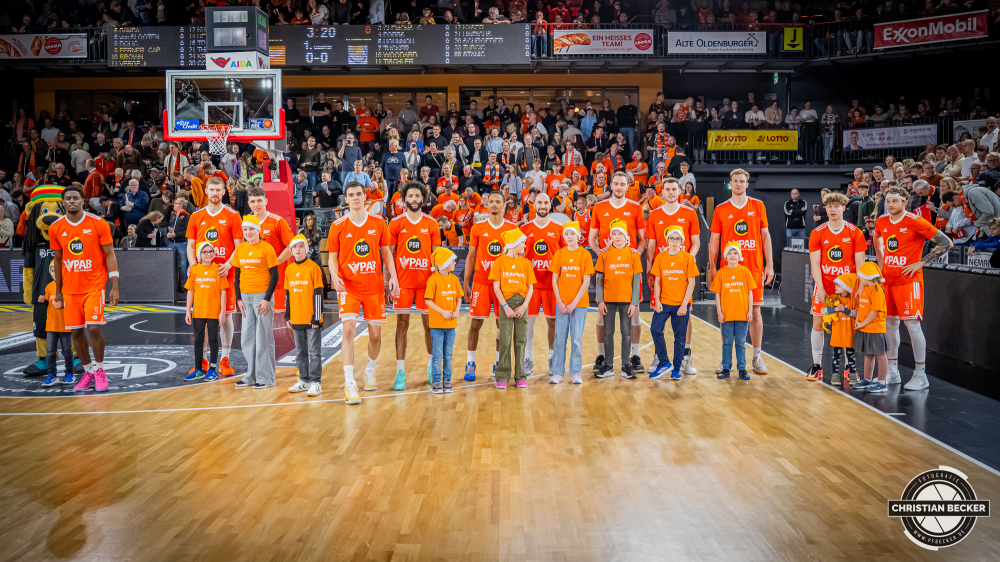 1. Basketball Bundesliga, easyCredit BBL, Saison 2025/2026, Herren, Hauptrunde, 13. Spieltag, 29.12.2025, RASTA Vechta - EWE Baskets Oldenburg
Das Team von RASTA Vechta mit den Einlaufkinder vor der Partie
Schlüsselwörter: 1. Bundesliga;13. Spieltag;29.12.2025;BBL;Basketball;Baskets;EWE;Hauptrunde;Liga;Oldenburg;RASTA;RASTA Dome;Saison 2025/2026;Vechta;easycredit