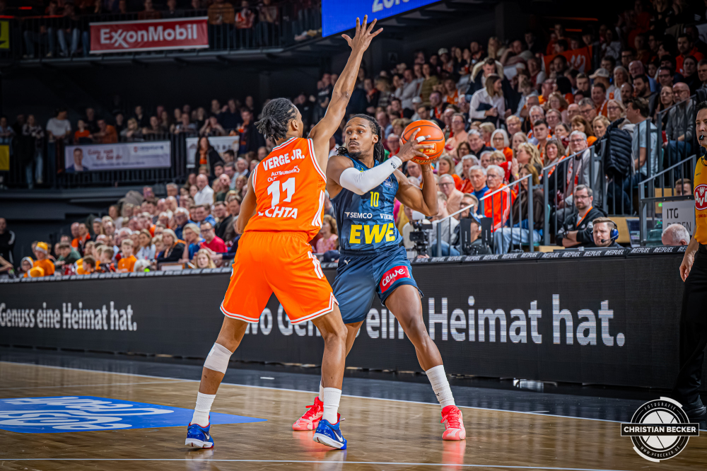 1. Basketball Bundesliga, easyCredit BBL, Saison 2025/2026, Herren, Hauptrunde, 13. Spieltag, 29.12.2025, RASTA Vechta - EWE Baskets Oldenburg
James Woodard (#10 - EWE Baskets Oldenburg) in Aktion
Schlüsselwörter: 1. Bundesliga;13. Spieltag;29.12.2025;BBL;Basketball;Baskets;EWE;Hauptrunde;Liga;Oldenburg;RASTA;RASTA Dome;Saison 2025/2026;Vechta;easycredit