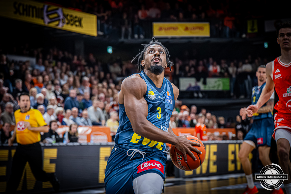 1. Basketball Bundesliga, easyCredit BBL, Saison 2025/2026, Herren, Hauptrunde, 13. Spieltag, 29.12.2025, RASTA Vechta - EWE Baskets Oldenburg
Christopher Clemons (#3 - EWE Baskets Oldenburg) in Aktion
Schlüsselwörter: 1. Bundesliga;13. Spieltag;29.12.2025;BBL;Basketball;Baskets;EWE;Hauptrunde;Liga;Oldenburg;RASTA;RASTA Dome;Saison 2025/2026;Vechta;easycredit