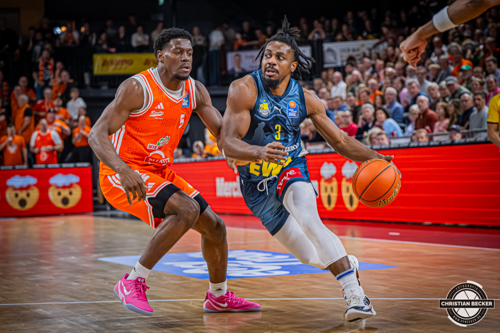 1. Basketball Bundesliga, easyCredit BBL, Saison 2025/2026, Herren, Hauptrunde, 13. Spieltag, 29.12.2025, RASTA Vechta - EWE Baskets Oldenburg
Christopher Clemons (#3 - EWE Baskets Oldenburg) in Aktion gegen TJ Bamba (#5 - RASTA Vechta)
Schlüsselwörter: 1. Bundesliga;13. Spieltag;29.12.2025;BBL;Basketball;Baskets;EWE;Hauptrunde;Liga;Oldenburg;RASTA;RASTA Dome;Saison 2025/2026;Vechta;easycredit