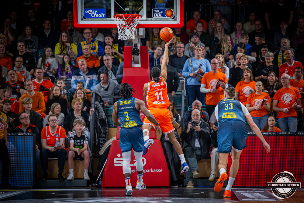 1. Basketball Bundesliga, easyCredit BBL, Saison 2025/2026, Herren, Hauptrunde, 13. Spieltag, 29.12.2025, RASTA Vechta - EWE Baskets Oldenburg
Alonzo Verge (#11 - RASTA Vechta) beim Korbleger
Schlüsselwörter: 1. Bundesliga;13. Spieltag;29.12.2025;BBL;Basketball;Baskets;EWE;Hauptrunde;Liga;Oldenburg;RASTA;RASTA Dome;Saison 2025/2026;Vechta;easycredit