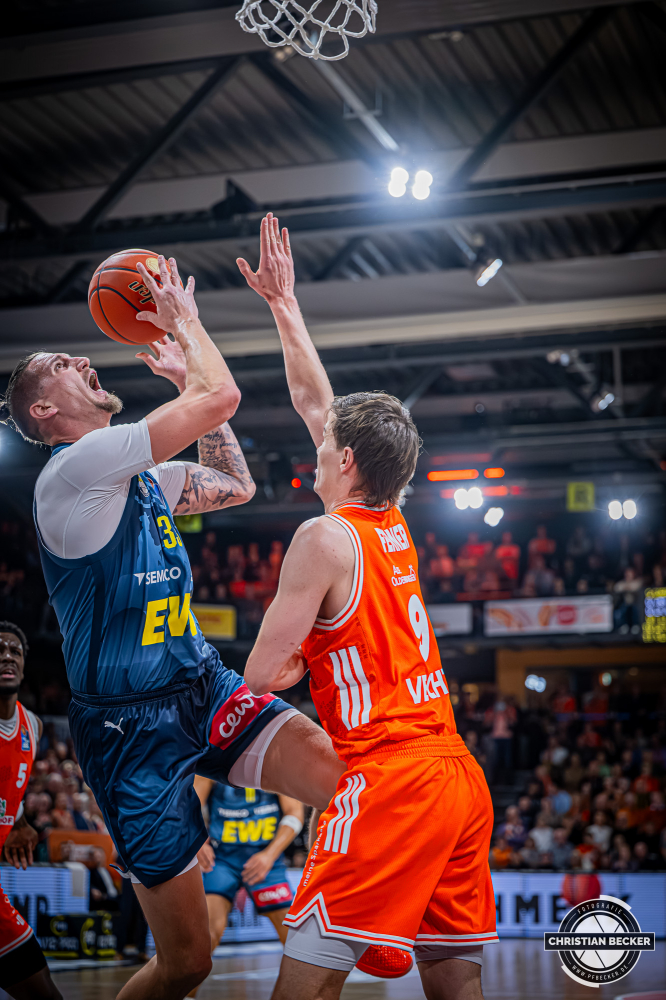 1. Basketball Bundesliga, easyCredit BBL, Saison 2025/2026, Herren, Hauptrunde, 13. Spieltag, 29.12.2025, RASTA Vechta - EWE Baskets Oldenburg
Tomislav Zubcic (#33 - EWE Baskets Oldenburg) beim Korbleger
Schlüsselwörter: 1. Bundesliga;13. Spieltag;29.12.2025;BBL;Basketball;Baskets;EWE;Hauptrunde;Liga;Oldenburg;RASTA;RASTA Dome;Saison 2025/2026;Vechta;easycredit