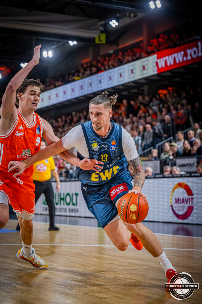 1. Basketball Bundesliga, easyCredit BBL, Saison 2025/2026, Herren, Hauptrunde, 13. Spieltag, 29.12.2025, RASTA Vechta - EWE Baskets Oldenburg
Tomislav Zubcic (#33 - EWE Baskets Oldenburg) in Aktion
Schlüsselwörter: 1. Bundesliga;13. Spieltag;29.12.2025;BBL;Basketball;Baskets;EWE;Hauptrunde;Liga;Oldenburg;RASTA;RASTA Dome;Saison 2025/2026;Vechta;easycredit