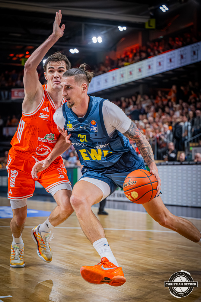 1. Basketball Bundesliga, easyCredit BBL, Saison 2025/2026, Herren, Hauptrunde, 13. Spieltag, 29.12.2025, RASTA Vechta - EWE Baskets Oldenburg
Tomislav Zubcic (#33 - EWE Baskets Oldenburg) in Aktion
Schlüsselwörter: 1. Bundesliga;13. Spieltag;29.12.2025;BBL;Basketball;Baskets;EWE;Hauptrunde;Liga;Oldenburg;RASTA;RASTA Dome;Saison 2025/2026;Vechta;easycredit