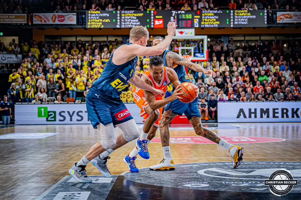 1. Basketball Bundesliga, easyCredit BBL, Saison 2025/2026, Herren, Hauptrunde, 13. Spieltag, 29.12.2025, RASTA Vechta - EWE Baskets Oldenburg
Alonzo Verge (#11 - RASTA Vechta) in Aktion
Schlüsselwörter: 1. Bundesliga;13. Spieltag;29.12.2025;BBL;Basketball;Baskets;EWE;Hauptrunde;Liga;Oldenburg;RASTA;RASTA Dome;Saison 2025/2026;Vechta;easycredit