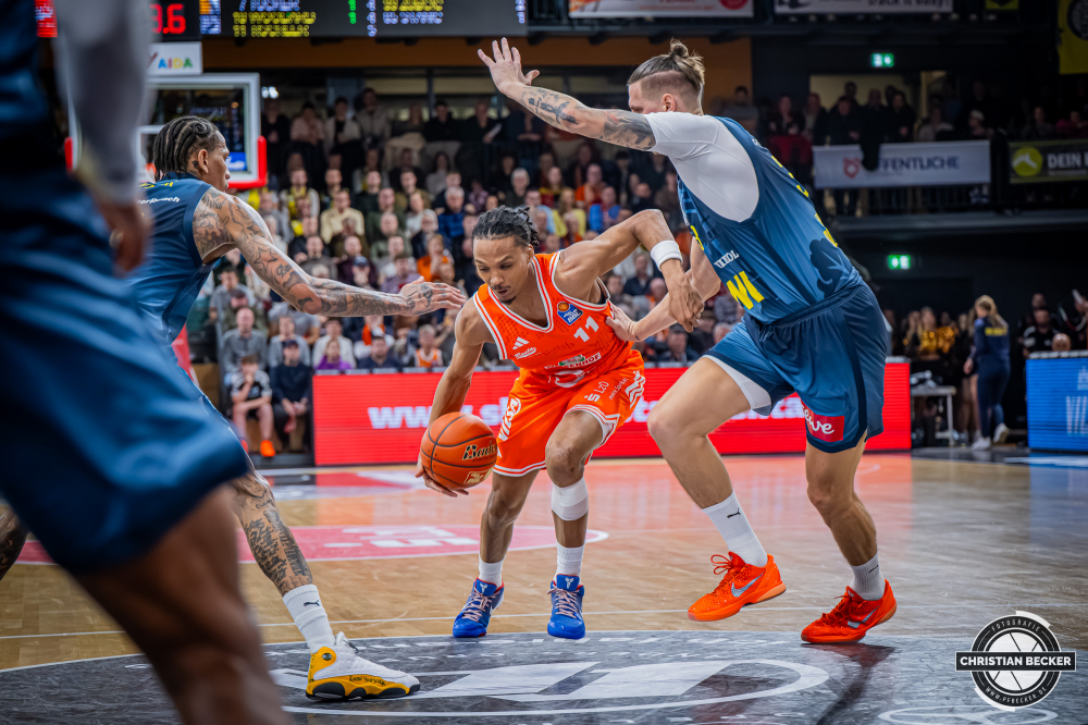 1. Basketball Bundesliga, easyCredit BBL, Saison 2025/2026, Herren, Hauptrunde, 13. Spieltag, 29.12.2025, RASTA Vechta - EWE Baskets Oldenburg
Alonzo Verge (#11 - RASTA Vechta) in Aktion
Schlüsselwörter: 1. Bundesliga;13. Spieltag;29.12.2025;BBL;Basketball;Baskets;EWE;Hauptrunde;Liga;Oldenburg;RASTA;RASTA Dome;Saison 2025/2026;Vechta;easycredit