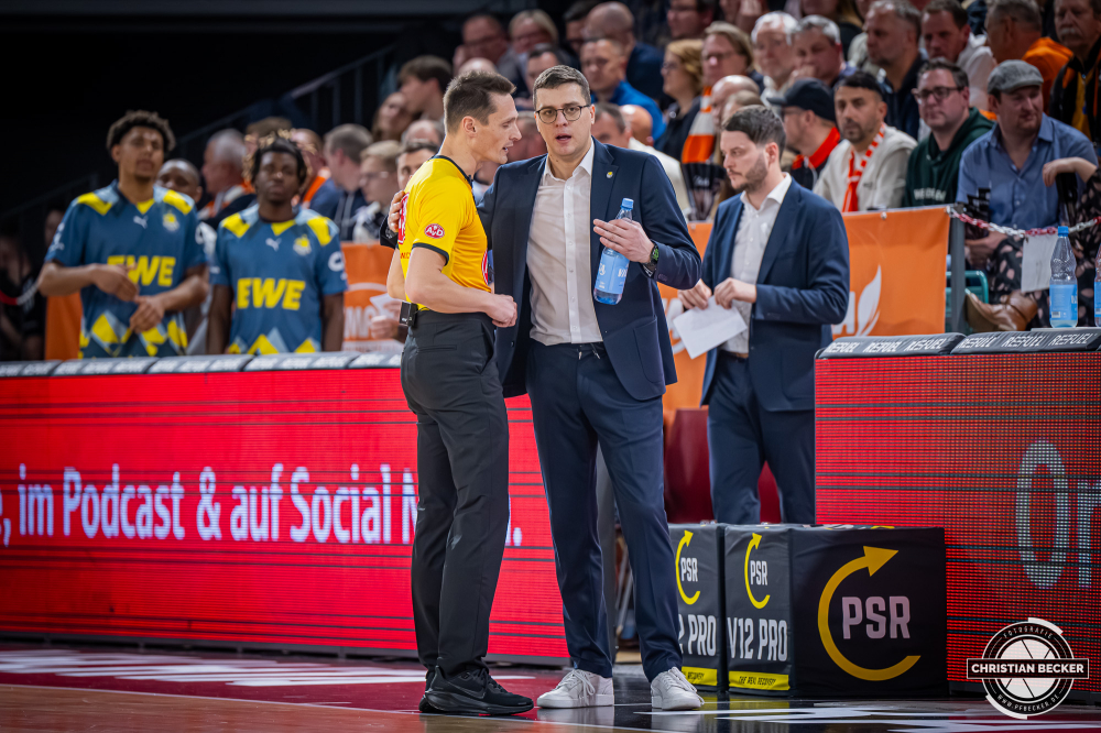 1. Basketball Bundesliga, easyCredit BBL, Saison 2025/2026, Herren, Hauptrunde, 13. Spieltag, 29.12.2025, RASTA Vechta - EWE Baskets Oldenburg
Lazar Spasic (Head-Coach - EWE Baskets Oldenburg) im Gespr&auml;ch mit Martin Matip (Schiedsrichter BBL)
Schlüsselwörter: 1. Bundesliga;13. Spieltag;29.12.2025;BBL;Basketball;Baskets;EWE;Hauptrunde;Liga;Oldenburg;RASTA;RASTA Dome;Saison 2025/2026;Vechta;easycredit