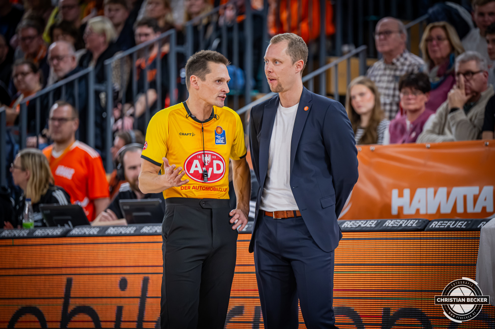 1. Basketball Bundesliga, easyCredit BBL, Saison 2025/2026, Herren, Hauptrunde, 13. Spieltag, 29.12.2025, RASTA Vechta - EWE Baskets Oldenburg
Christian Held (Head-Coach - RASTA Vechta) im Gespr&auml;ch mit Martin Matip (Schiedsrichter BBL)
Schlüsselwörter: 1. Bundesliga;13. Spieltag;29.12.2025;BBL;Basketball;Baskets;EWE;Hauptrunde;Liga;Oldenburg;RASTA;RASTA Dome;Saison 2025/2026;Vechta;easycredit