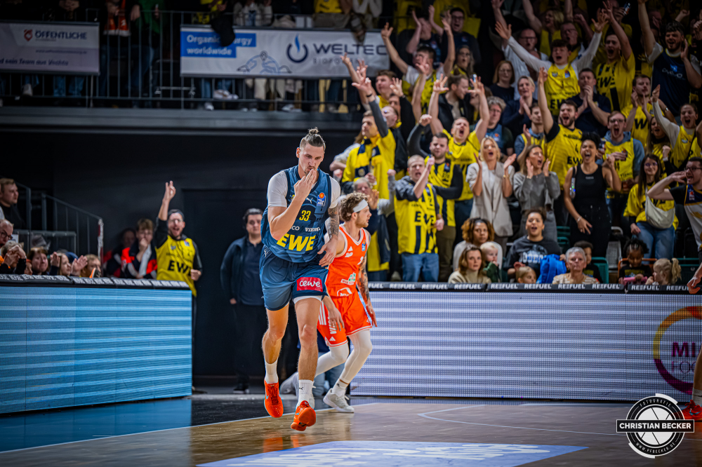 1. Basketball Bundesliga, easyCredit BBL, Saison 2025/2026, Herren, Hauptrunde, 13. Spieltag, 29.12.2025, RASTA Vechta - EWE Baskets Oldenburg
Tomislav Zubcic (#33 - EWE Baskets Oldenburg) zeigt Emotionen w&auml;hrend der Partie
Schlüsselwörter: 1. Bundesliga;13. Spieltag;29.12.2025;BBL;Basketball;Baskets;EWE;Hauptrunde;Liga;Oldenburg;RASTA;RASTA Dome;Saison 2025/2026;Vechta;easycredit