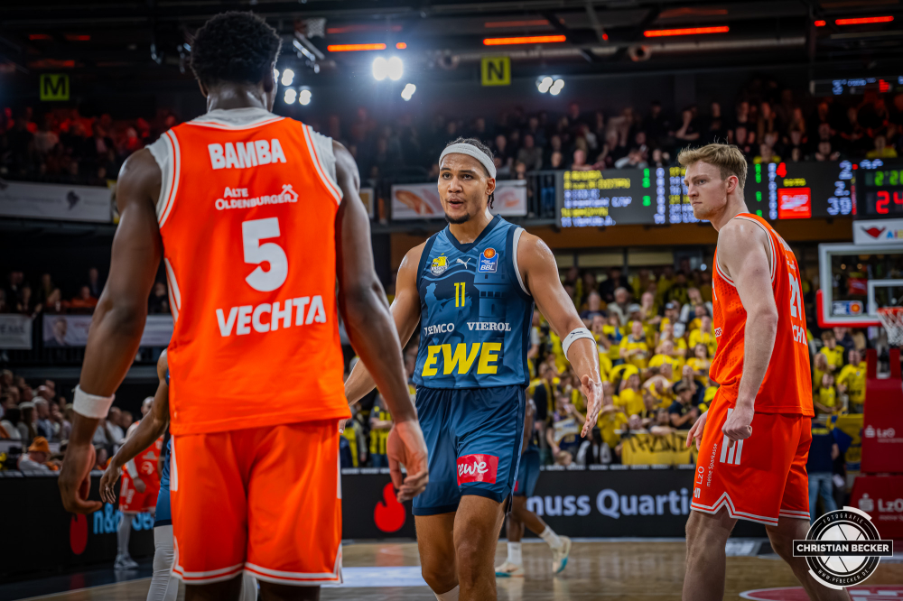 1. Basketball Bundesliga, easyCredit BBL, Saison 2025/2026, Herren, Hauptrunde, 13. Spieltag, 29.12.2025, RASTA Vechta - EWE Baskets Oldenburg
Nicholas Tischler (#11 - EWE Baskets Oldenburg) und TJ Bamba (#5 - RASTA Vechta)
Schlüsselwörter: 1. Bundesliga;13. Spieltag;29.12.2025;BBL;Basketball;Baskets;EWE;Hauptrunde;Liga;Oldenburg;RASTA;RASTA Dome;Saison 2025/2026;Vechta;easycredit