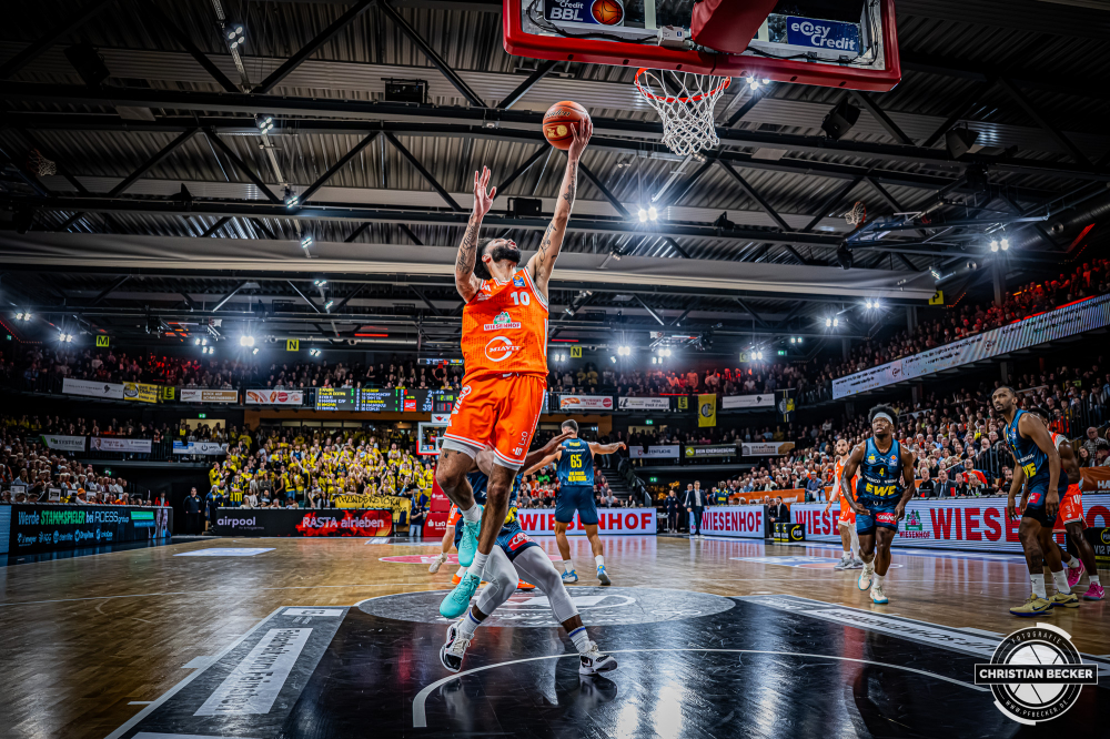 1. Basketball Bundesliga, easyCredit BBL, Saison 2025/2026, Herren, Hauptrunde, 13. Spieltag, 29.12.2025, RASTA Vechta - EWE Baskets Oldenburg
Tevin Brown (#10 - RASTA Vechta) beim Korbleger
Schlüsselwörter: 1. Bundesliga;13. Spieltag;29.12.2025;BBL;Basketball;Baskets;EWE;Hauptrunde;Liga;Oldenburg;RASTA;RASTA Dome;Saison 2025/2026;Vechta;easycredit