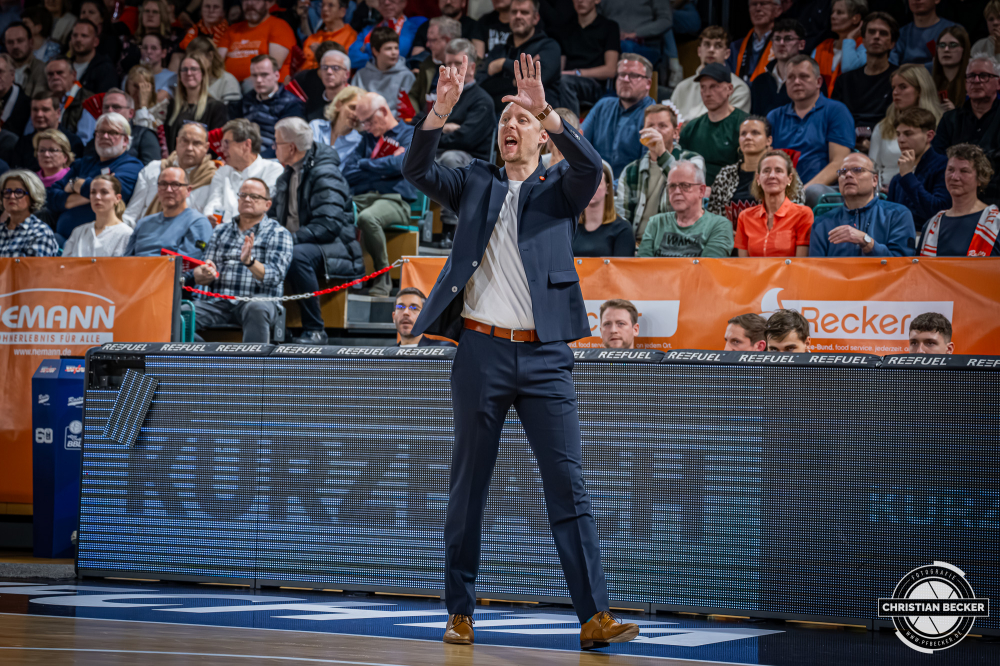 1. Basketball Bundesliga, easyCredit BBL, Saison 2025/2026, Herren, Hauptrunde, 13. Spieltag, 29.12.2025, RASTA Vechta - EWE Baskets Oldenburg
Christian Held (Head-Coach - RASTA Vechta) w&auml;hrend der Partie
Schlüsselwörter: 1. Bundesliga;13. Spieltag;29.12.2025;BBL;Basketball;Baskets;EWE;Hauptrunde;Liga;Oldenburg;RASTA;RASTA Dome;Saison 2025/2026;Vechta;easycredit