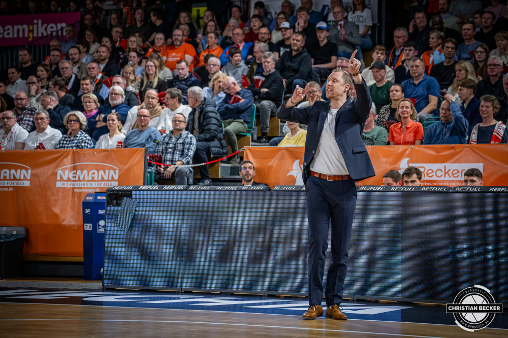 1. Basketball Bundesliga, easyCredit BBL, Saison 2025/2026, Herren, Hauptrunde, 13. Spieltag, 29.12.2025, RASTA Vechta - EWE Baskets Oldenburg
Christian Held (Head-Coach - RASTA Vechta) w&auml;hrend der Partie
Schlüsselwörter: 1. Bundesliga;13. Spieltag;29.12.2025;BBL;Basketball;Baskets;EWE;Hauptrunde;Liga;Oldenburg;RASTA;RASTA Dome;Saison 2025/2026;Vechta;easycredit