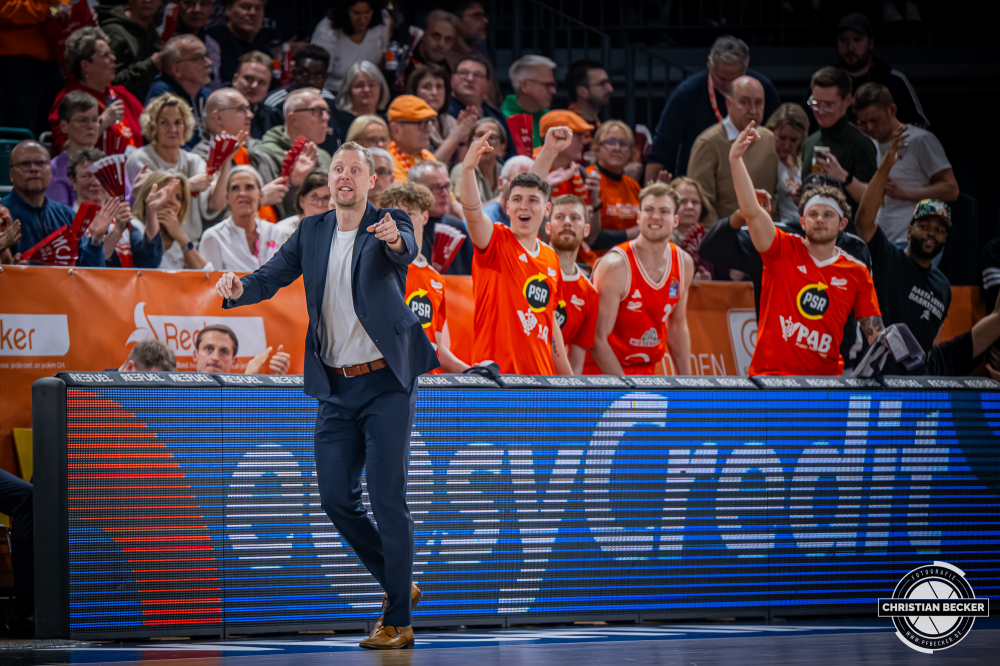 1. Basketball Bundesliga, easyCredit BBL, Saison 2025/2026, Herren, Hauptrunde, 13. Spieltag, 29.12.2025, RASTA Vechta - EWE Baskets Oldenburg
Christian Held (Head-Coach - RASTA Vechta) w&auml;hrend der Partie
Schlüsselwörter: 1. Bundesliga;13. Spieltag;29.12.2025;BBL;Basketball;Baskets;EWE;Hauptrunde;Liga;Oldenburg;RASTA;RASTA Dome;Saison 2025/2026;Vechta;easycredit