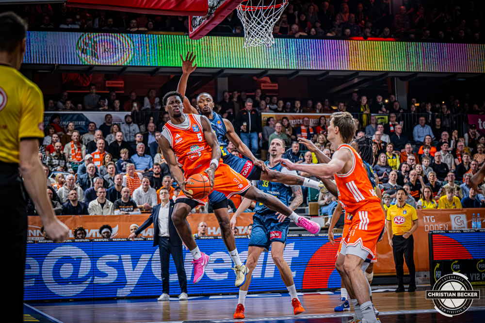 1. Basketball Bundesliga, easyCredit BBL, Saison 2025/2026, Herren, Hauptrunde, 13. Spieltag, 29.12.2025, RASTA Vechta - EWE Baskets Oldenburg
TJ Bamba (#5 - RASTA Vechta) beim Korbleger
Schlüsselwörter: 1. Bundesliga;13. Spieltag;29.12.2025;BBL;Basketball;Baskets;EWE;Hauptrunde;Liga;Oldenburg;RASTA;RASTA Dome;Saison 2025/2026;Vechta;easycredit