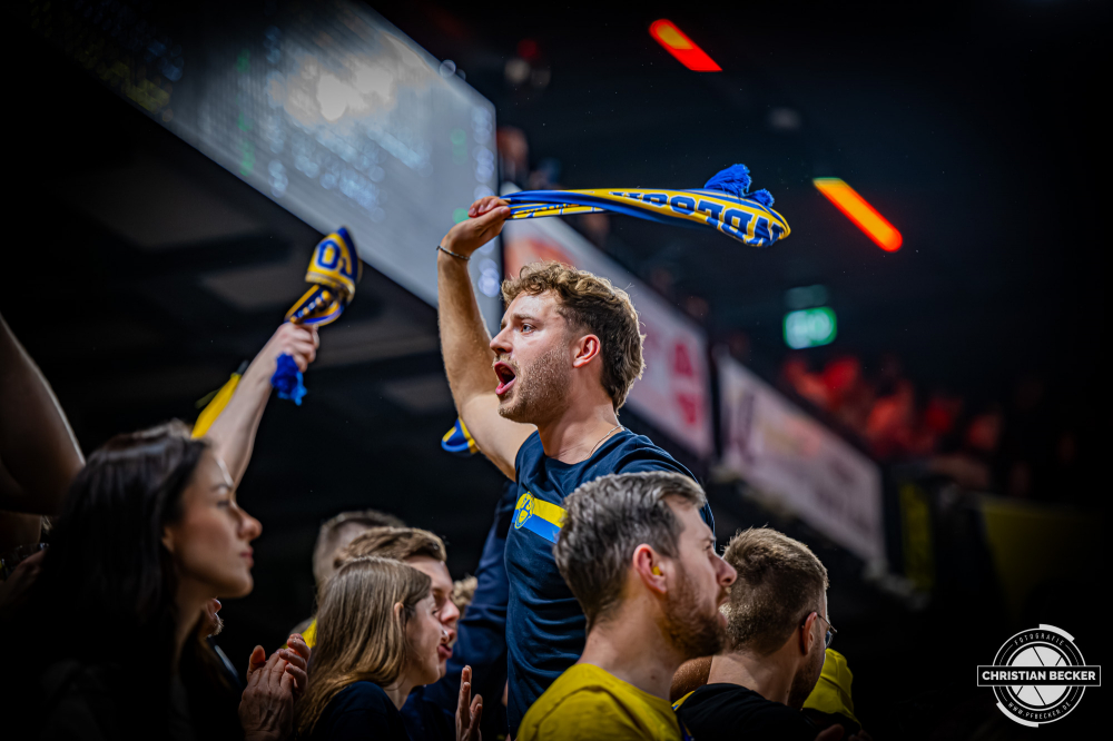 1. Basketball Bundesliga, easyCredit BBL, Saison 2025/2026, Herren, Hauptrunde, 13. Spieltag, 29.12.2025, RASTA Vechta - EWE Baskets Oldenburg
Die Fans der EWE Baskets Oldenburg w&auml;hrend der Partie
Schlüsselwörter: 1. Bundesliga;13. Spieltag;29.12.2025;BBL;Basketball;Baskets;EWE;Hauptrunde;Liga;Oldenburg;RASTA;RASTA Dome;Saison 2025/2026;Vechta;easycredit