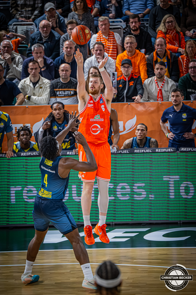 1. Basketball Bundesliga, easyCredit BBL, Saison 2025/2026, Herren, Hauptrunde, 13. Spieltag, 29.12.2025, RASTA Vechta - EWE Baskets Oldenburg
Luc van Slooten (#6 - RASTA Vechta) beim Jumpshot
Schlüsselwörter: 1. Bundesliga;13. Spieltag;29.12.2025;BBL;Basketball;Baskets;EWE;Hauptrunde;Liga;Oldenburg;RASTA;RASTA Dome;Saison 2025/2026;Vechta;easycredit