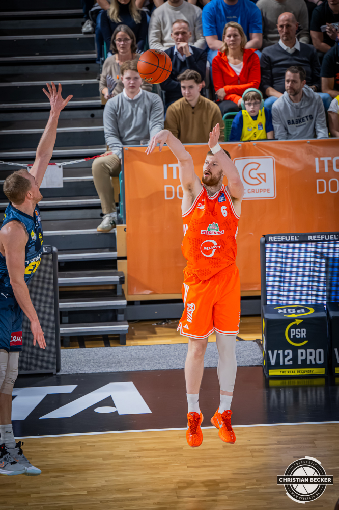 1. Basketball Bundesliga, easyCredit BBL, Saison 2025/2026, Herren, Hauptrunde, 13. Spieltag, 29.12.2025, RASTA Vechta - EWE Baskets Oldenburg
Luc van Slooten (#6 - RASTA Vechta) beim Jumpshot
Schlüsselwörter: 1. Bundesliga;13. Spieltag;29.12.2025;BBL;Basketball;Baskets;EWE;Hauptrunde;Liga;Oldenburg;RASTA;RASTA Dome;Saison 2025/2026;Vechta;easycredit